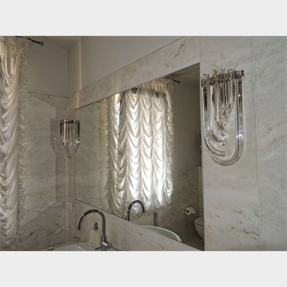 Applique Cristalli, Ambientata