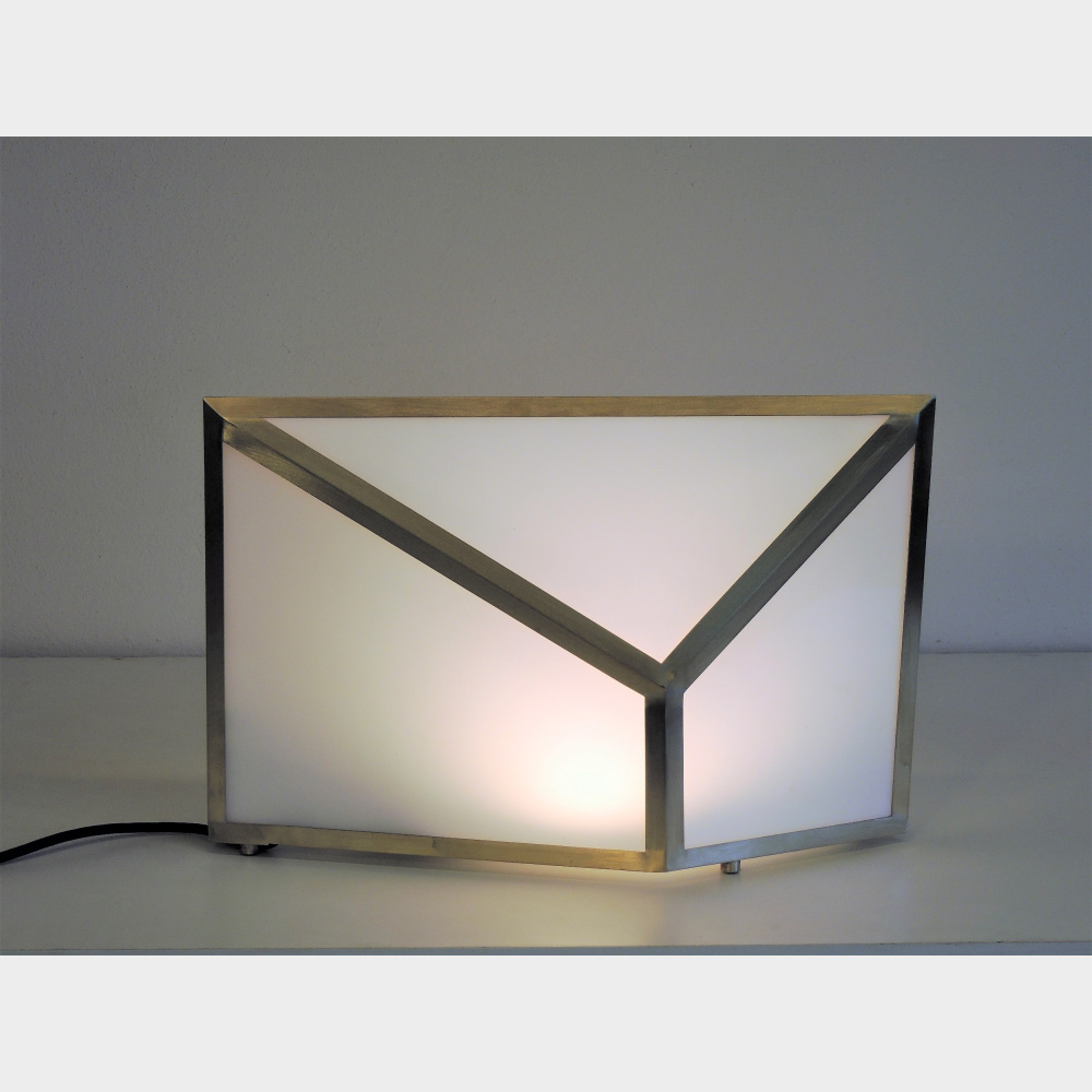 Prototipo di lampada da tavolo, accesa