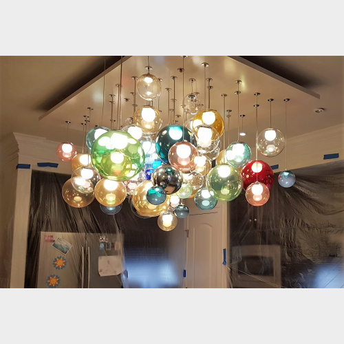 Lampadario con sfere colorate